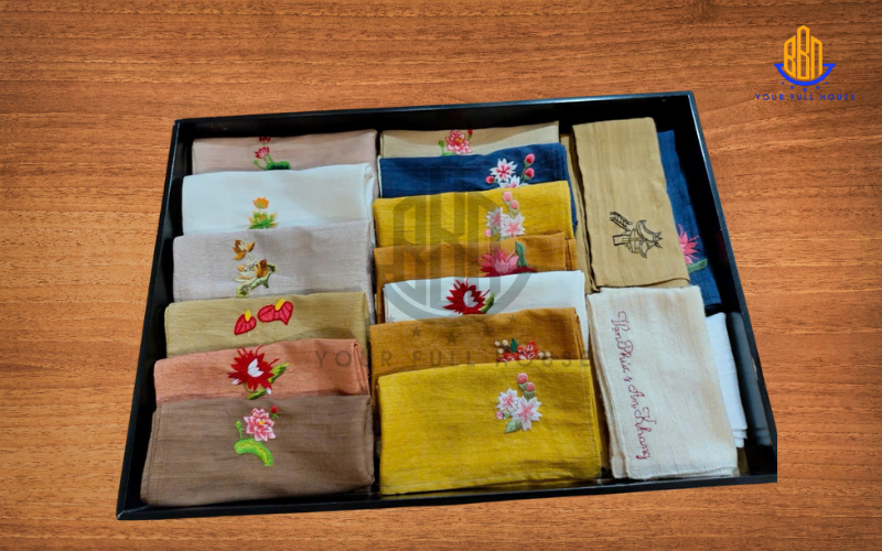 Những chiếc khăn tay chất liệu linen hoặc đũi tơ tằm mềm mại, được may đo chỉnh chu đang đợi bạn, trên 20+ màu sắc tươi tắn.